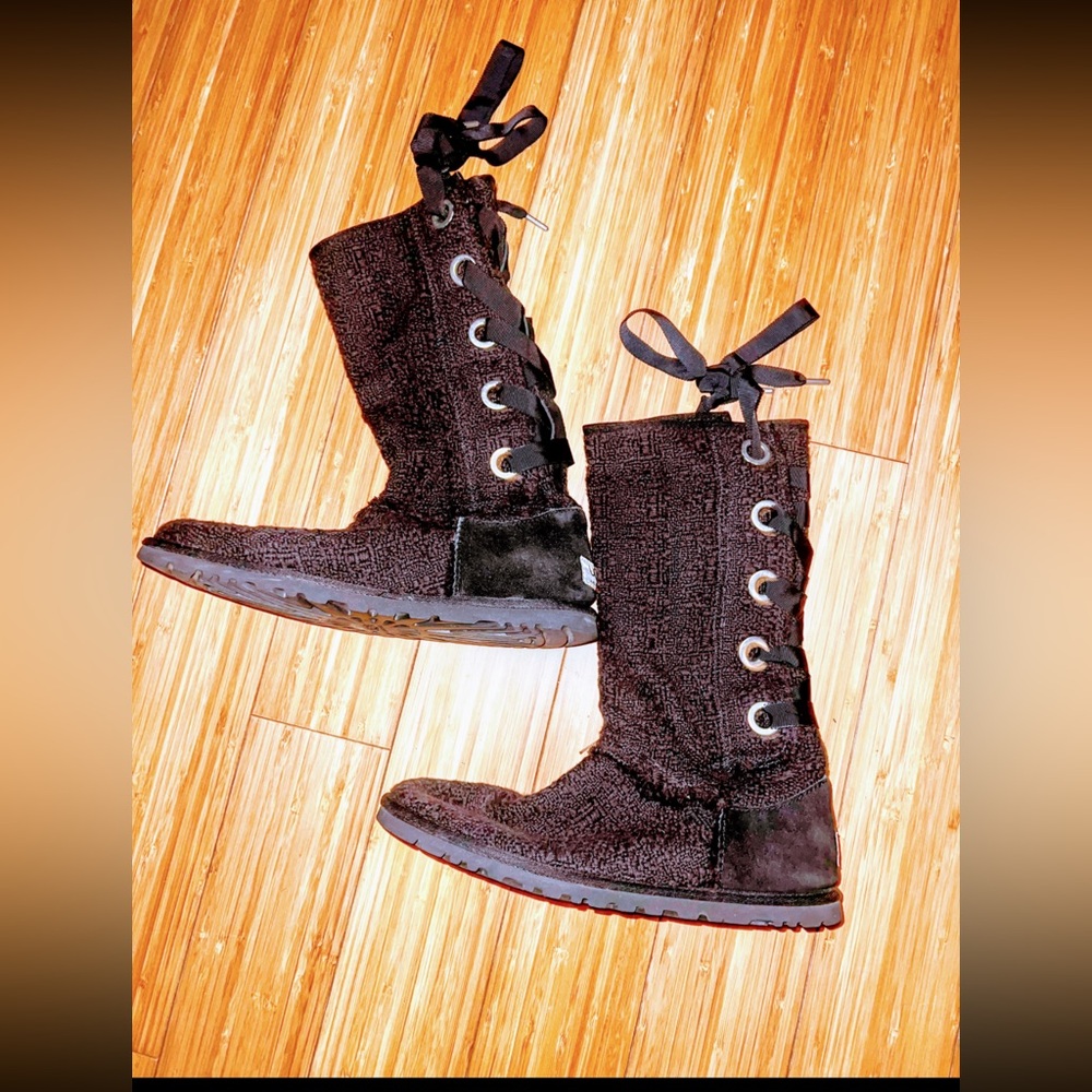 UGG women's heirloom tall black boots sheepskin size 9 black!